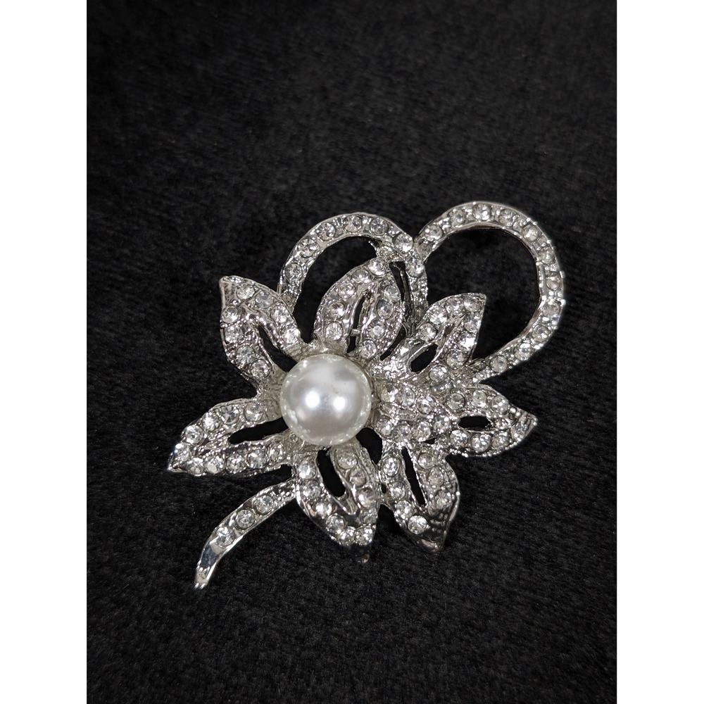 VTG Style Rhinestone Faux Pearl Flower Brooch Pin Silver Tone Floral Statement